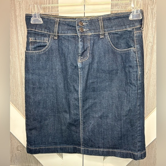 Old Navy Dresses & Skirts - B056. Old Navy denim skirt Sz 2.
